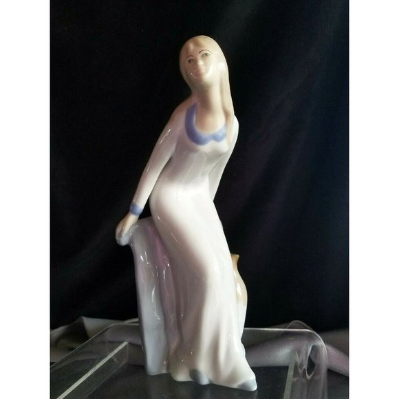 Vtg 9" Spanish Porcelain Figurine Lady leaning for a kiss marked 07.6.76 Nadal? - Picture 2 of 10